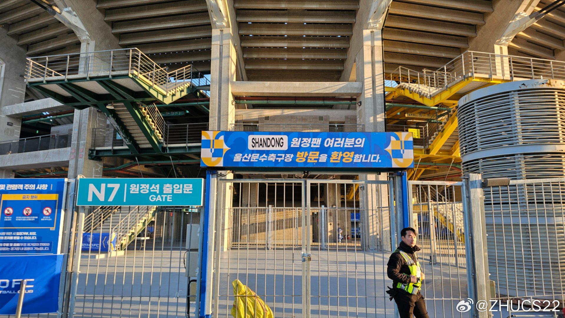  博主：蔚山現(xiàn)場工作人員、轉(zhuǎn)播車、安保在準備撤場，場外一片安靜