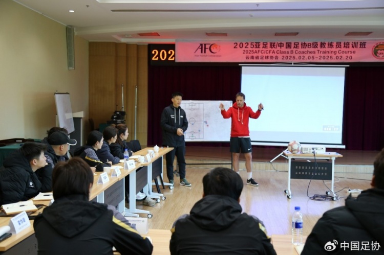  足協(xié)組織亞足聯(lián)B級(jí)教練培訓(xùn)班，采用新課件要求教練自主解決問題