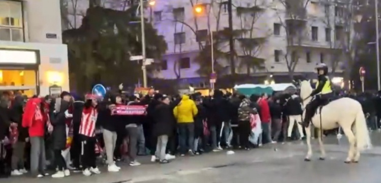  馬競球迷進(jìn)入伯納烏時向人群投擲雜物，導(dǎo)致安保對其進(jìn)行脫鞋檢查