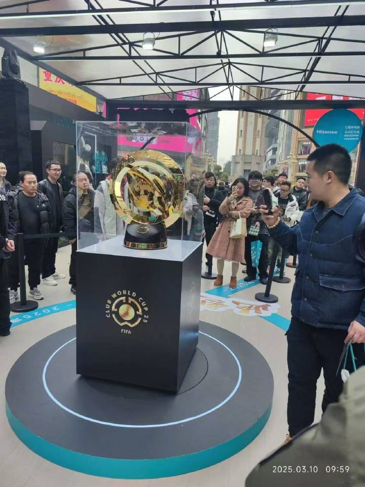  世俱杯獎(jiǎng)杯在重慶進(jìn)行展示，球迷：比我想象中大多了